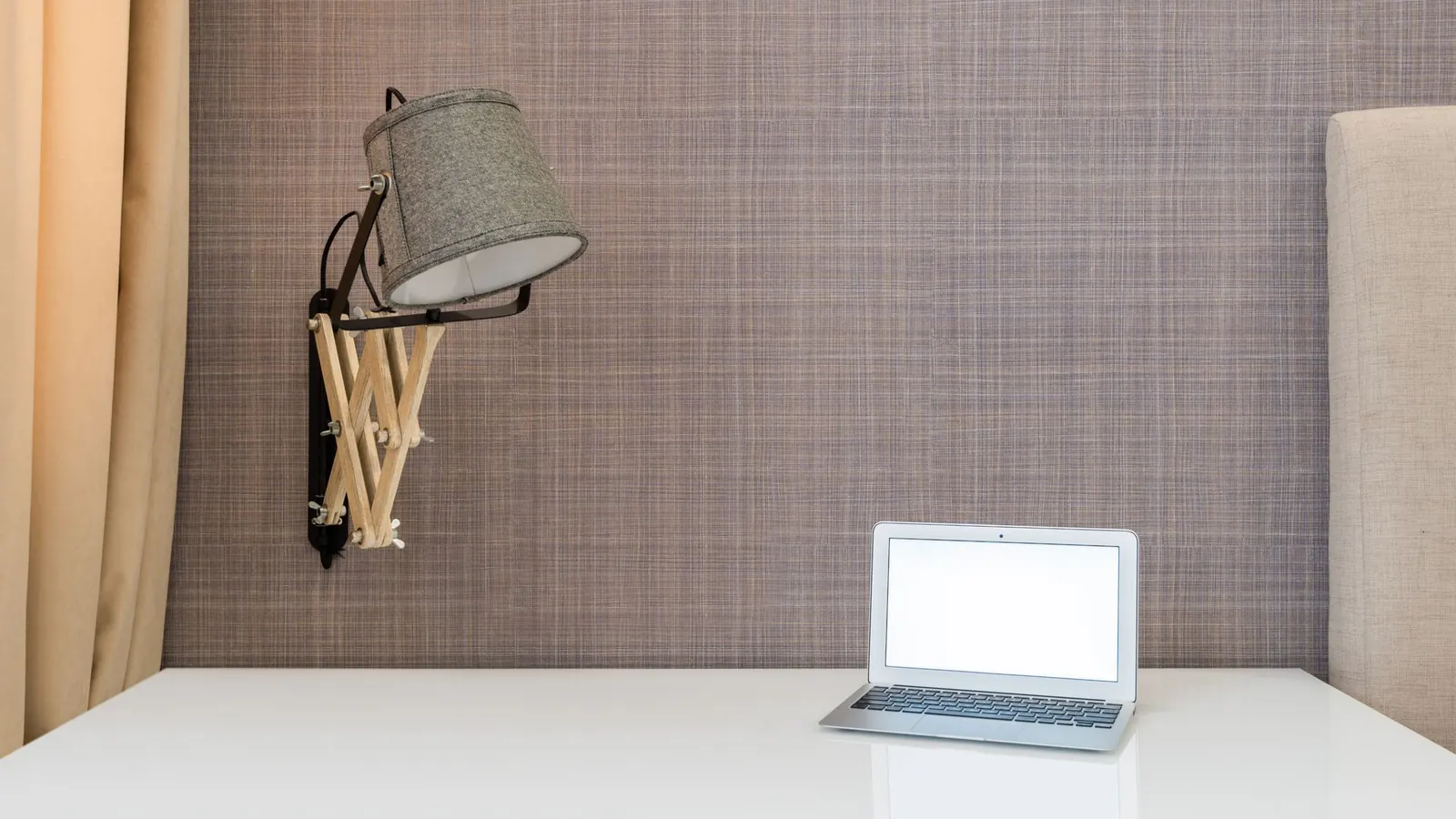 Schreibtisch mit Laptop und Lampe im Büro – AfA-Tabelle für die GmbH: Büroausstattung abschreiben