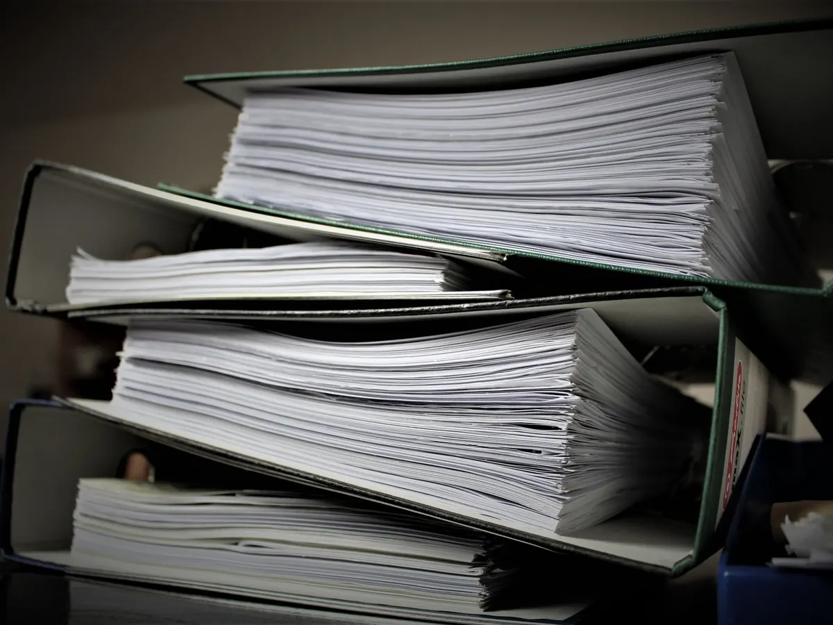 Ein Stapel voller Aktenordner – Bücher und Belege mit unterschiedlicher Aufbewahrungsfrist