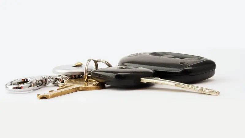 Autoschlüssel mit Funkschlüssel auf hellem Grund – der Firmenwagen in der GmbH und seine Privatnutzung
