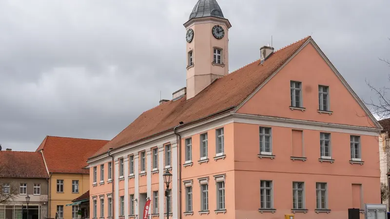 Rathaus einer Kleinstadt mit Uhrturm – zur Gewerbesteuererklärung der GmbH gehört die Gemeinde, die die Steuer erhebt