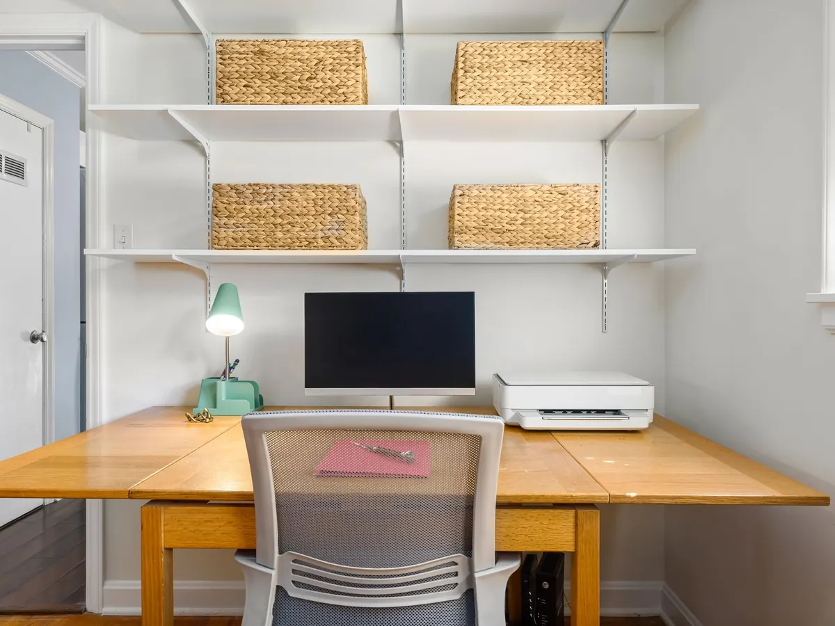 Kleines Büro mit Bildschirm, Drucker und Bürostuhl – typische Einträge im Anlagenverzeichnis der GmbH