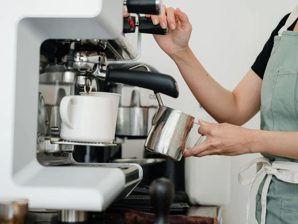 Hände an der Espressomaschine – ein Minijob in der Gastronomie