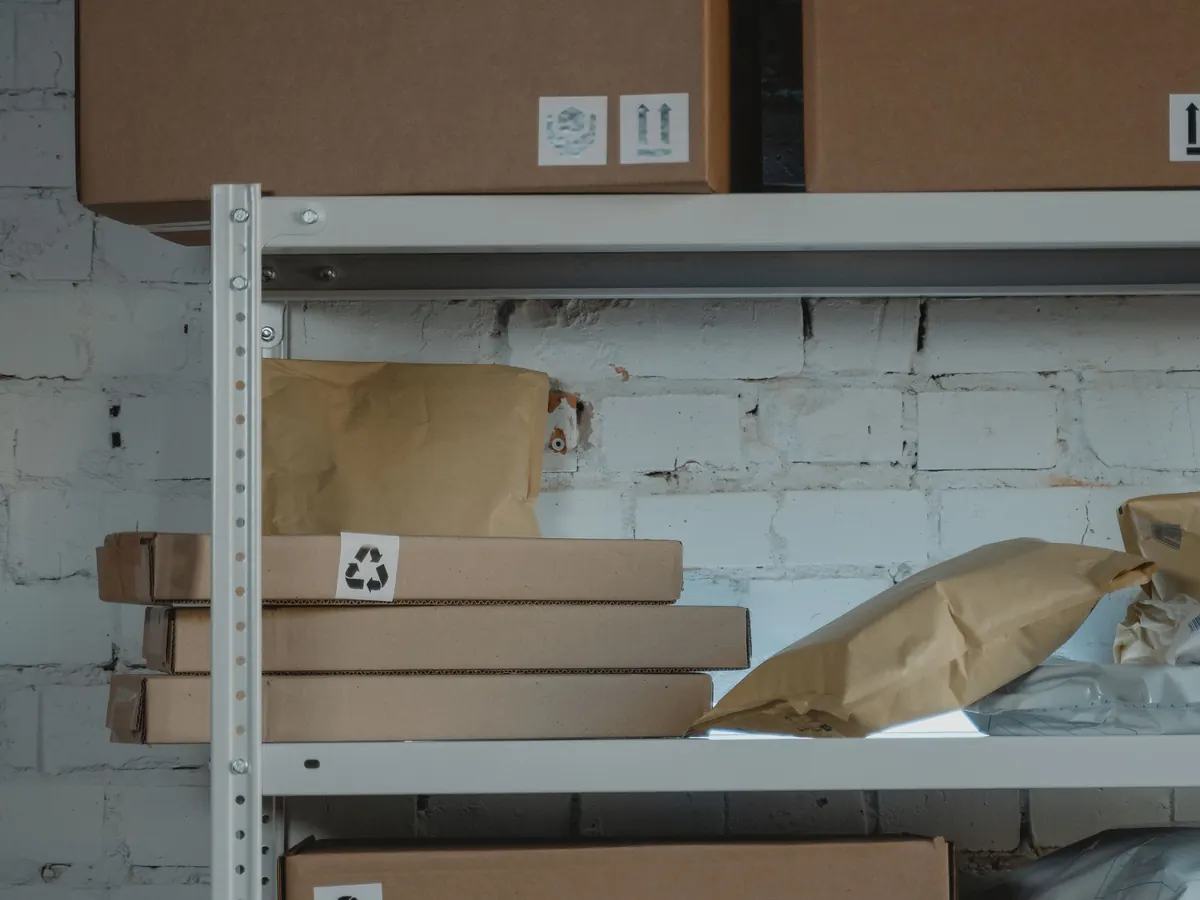 Regal mit Versandkartons und Paketen – der Warenbestand im Onlinehandel zum Jahresende