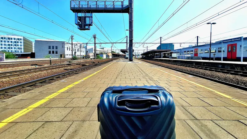 Ein Rollkoffer auf dem Bahnsteig – Reisekosten des Geschäftsführers einer GmbH auf Dienstreise