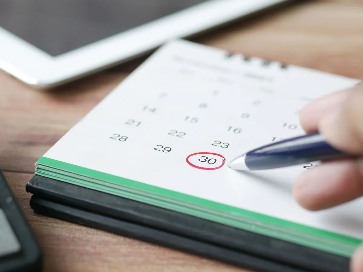 Tischkalender mit eingekreistem Tag – die Rückstellung gehört in das Jahr, das die Kosten verursacht hat