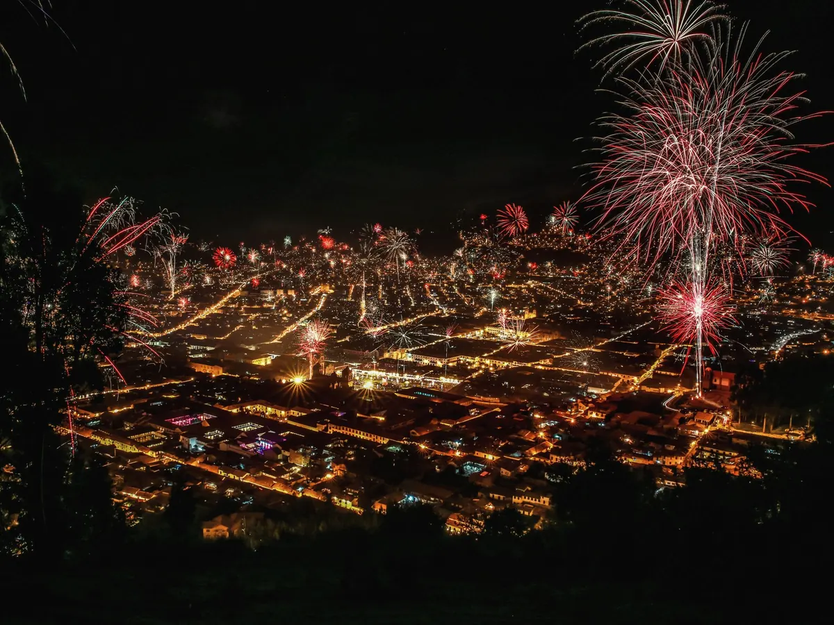 Feuerwerk über der Stadt zum Jahreswechsel – mit Silvester endet das Rumpfgeschäftsjahr einer Gründung im Dezember