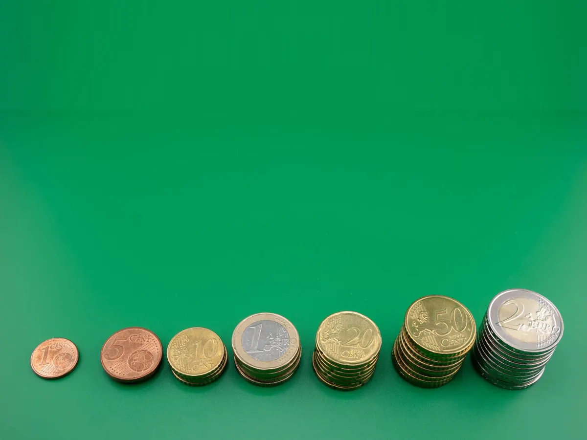 Euro-Münzstapel, die nach rechts ansteigen – die Rücklage wächst, bis sich die UG in GmbH umwandeln lässt