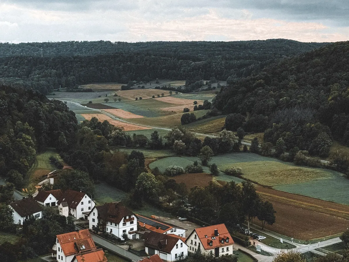 Eine kleine Gemeinde zwischen Feldern