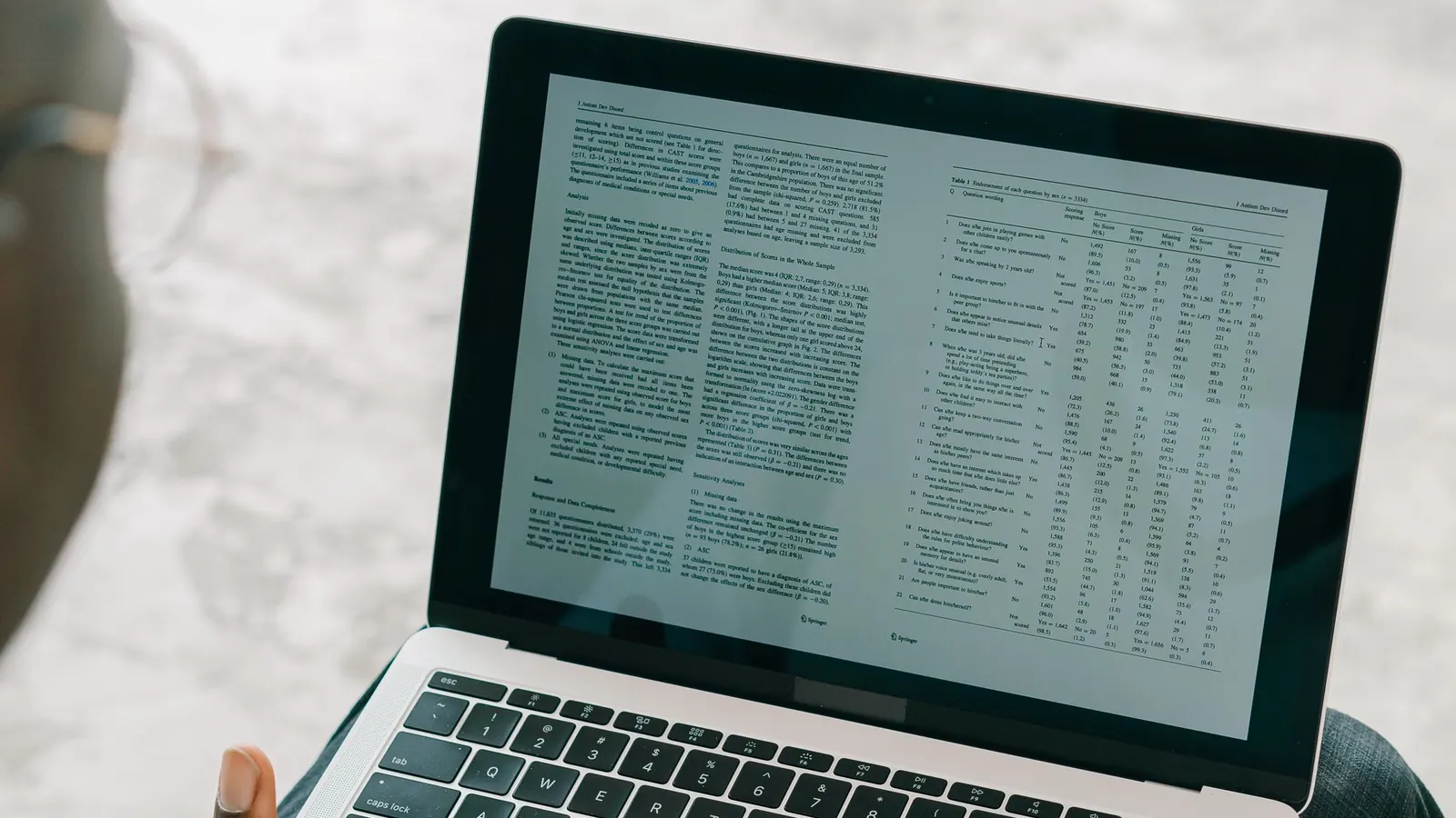 Ein Laptop mit Tabellen – die E-Bilanz geht elektronisch ans Finanzamt