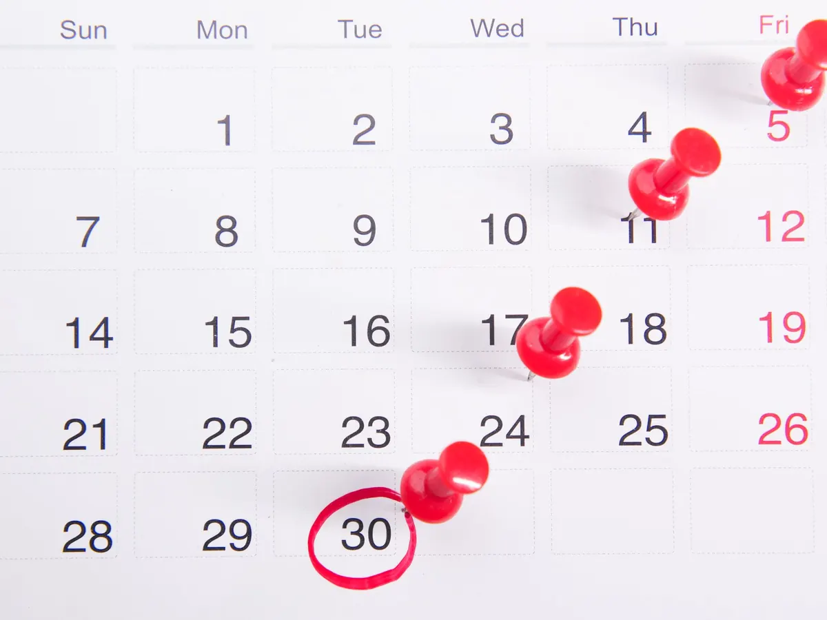 Ein Kalender mit markierten Tagen – die Frist läuft