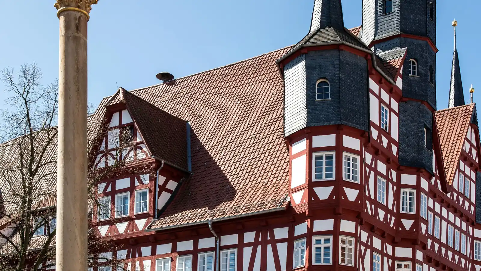 Das Fachwerk-Rathaus von Duderstadt – die Gemeinde setzt den Hebesatz